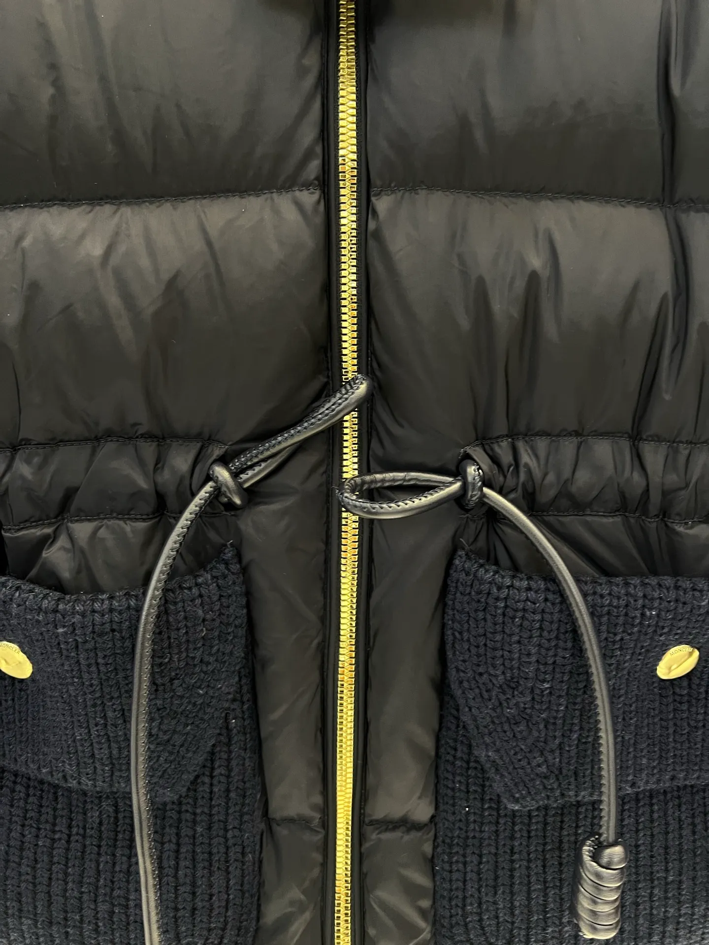 Moncler ， 。 、 、 ， 。 ：Y 6001 ：Navy Blue ，Khaki Size：SML